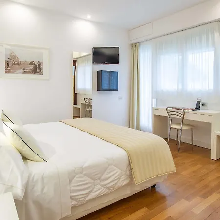 فندق Versilia Palace مارينا دي بييتراسانْت