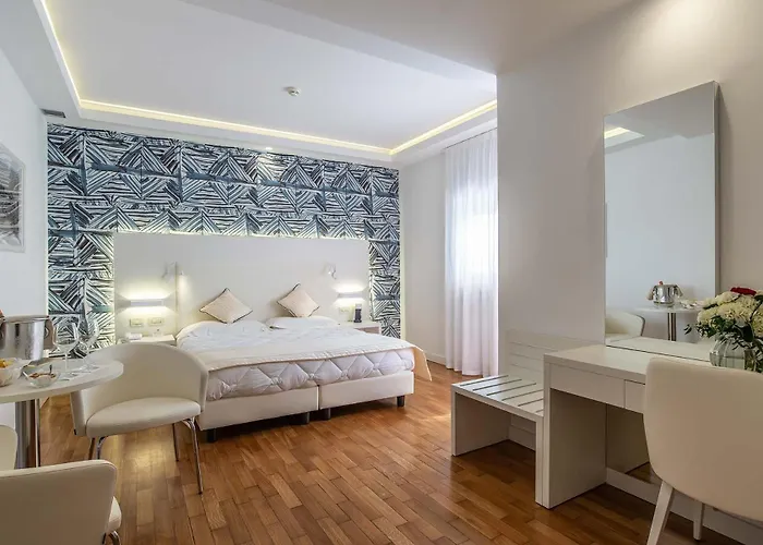 Versilia Palace Hotell 4*